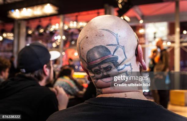 Deutschland Germany Berlin 64. Berlinale, das Internationale Filmfestival in der deutschen Hauptstadt. Mann mit Tattoo während der Vorstellung des...