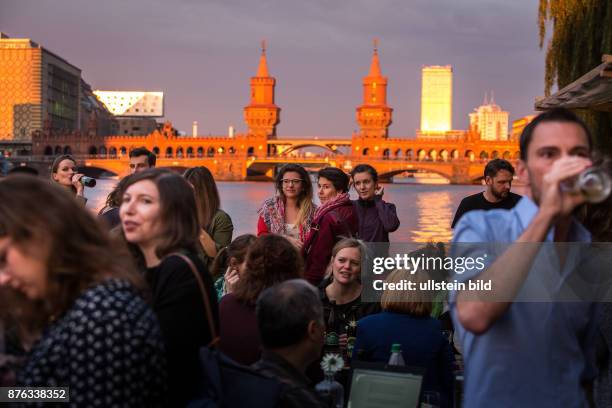 Deutschland Germany Berlin Sonnenuntergang auf der Terasse des Fluxbaus mit der Oberbaumbrücke im Hintergrund.