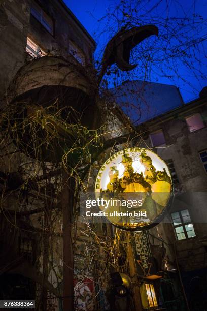 Deutschland Germany Berlin Die Leuchtreklame der 'Dead Chickens' zur blauen Stunde im Hinterhof des Haus Schwarzenberg.