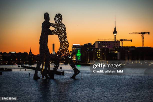 Deutschland Germany Berlin Blick über den Osthafen über die Spree Richtung Alex bei Sonnenuntergang.