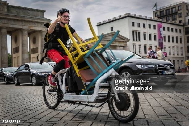 Deutschland Germany Berlin Ein Fahrradkurier kutschiert Möbel über den Pariser Platz.