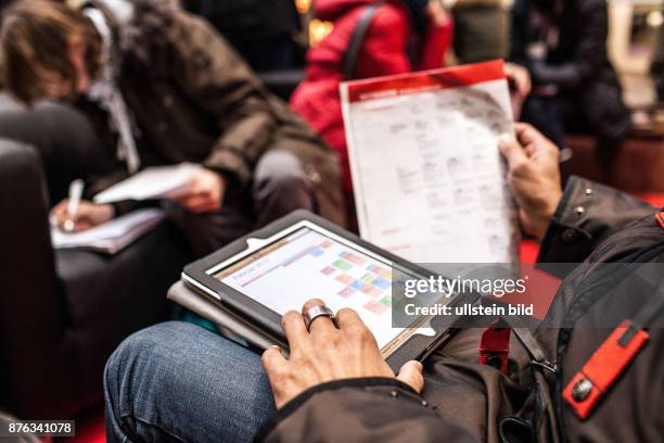 Deutschland Germany Berlin 64. Berlinale, das Internationale Filmfestival in der deutschen Hauptstadt. Filmfans warten auf die Öffnung der...