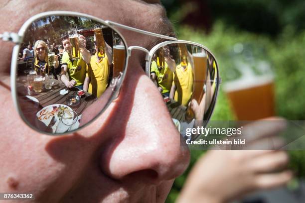 Deutschland Germany Berlin, Biertrinken im Biergarten, Szene gespiegelt in den Gläsern einer Sonnenbrille