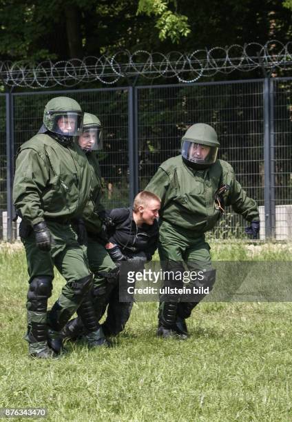 Protestkundgebungen während des G 8 Gipfels in Heiligendamm G 8 Sicherheit Polizei, Polizisten führen einen Demonstranten ab, den sie gefesselt haben