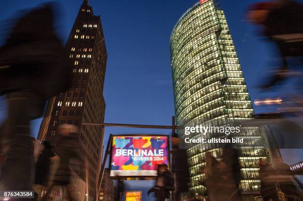 Deutschland Germany Berlin 64. Berlinale, das Internationale Filmfestival in der deutschen Hauptstadt. Riesenplakat auf dem Potsdamer Platz.