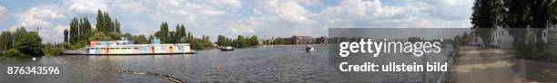 Blick auf den Rummelsburger See, mit Wasserturm am Ostkreuz, Jugendschiff und Neubauten an der Hauptstraße am Lichtenberger Ufer