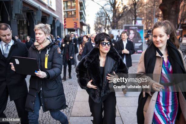 Deutschland Germany Berlin 64. Berlinale, das Internationale Filmfestival in der deutschen Hauptstadt. Mitra Farahani , die gerade ein Autogramm...