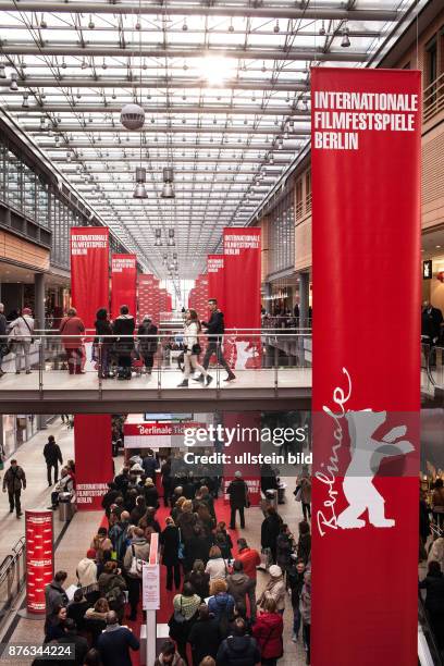 Deutschland Germany Berlin 64. Berlinale, das Internationale Filmfestival in der deutschen Hauptstadt. Berlinale in den Potsdamer Platz Arkaden .