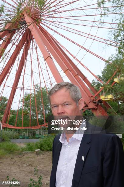 Christoph Schmidt, Geschäftsführer der Grün Berlin GmbH, im Berliner Spreepark vor dem Riesenrad