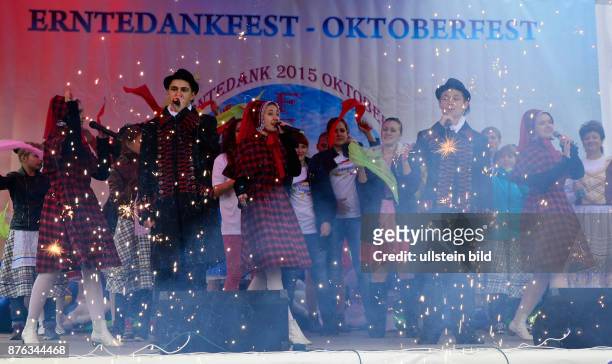 Russland/Sibirien - Teilnehmer des regionalen Festivals der deutschen Kultur anlässlich des Erntedankfests/Oktoberfests, veranstaltet vom...