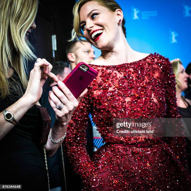 Deutschland Germany Berlin 65. Berlinale, das Internationale Filmfestival in der deutschen Hauptstadt. Elizabeth Banks während des Fototermins für...