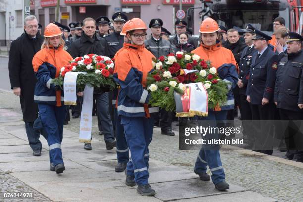 Innensenator Frank Henkel und Berlin Regierender Bürgermeister Michael Müller bei der Kranzniederlegung anlässlich des Totensonntags im Gedenken an...