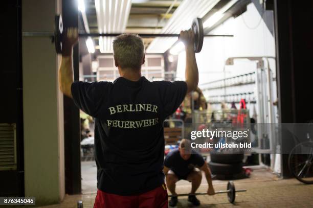 Abendliche Fitnesseinheit der Besatzung der Feuerwache 1600 in Berlin-Kreuzberg