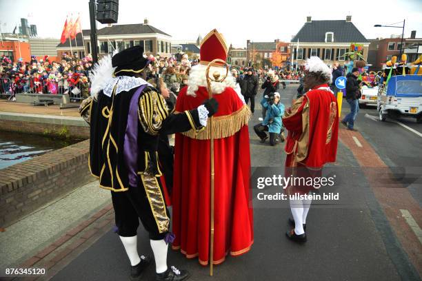 Niederlande, Assen: Der Einzug des Sinterklaas loeste bei vielen Kindern in den Niederlanden Furcht aber auch Freude aus , nicht so bei einigen...