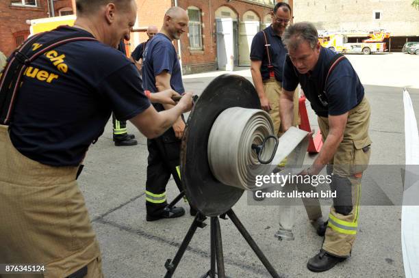 Aufräumen - Aufwickeln eines Löschschlauches auf der Feuerwache 1300 in Berlin