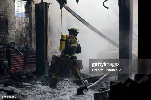 Berliner Feuerwehr bei Löscharbeiten während eines Brandes in einer Autowerkstatt in der Josef-Orlopp-Strasse in Berlin-Lichtenberg