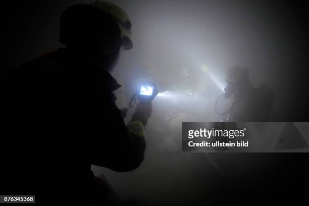 Atemschutz-Notfall-Trainierte Staffel der Berliner Feuerwache 1300 bei einer Übung in einem künstlich vernebelten Keller