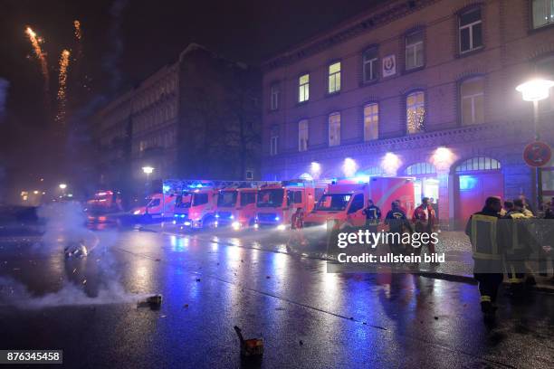 Neujahrsnacht - Mit Martinshorn und Blaulicht begrüßt die Besatzung der Feuerwache 1300 in Berlin-Prenzlauer Berg traditionell das neue Jahr