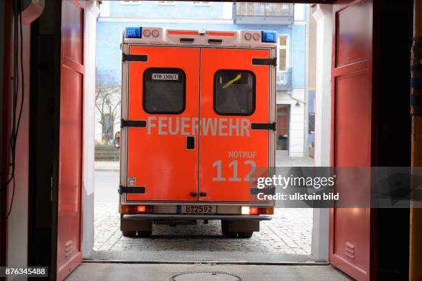 Rettungswagen der Berliner Feuerwehr verläßt die Feuerwache Prenzlauer Berg in der Oderberger Strasse