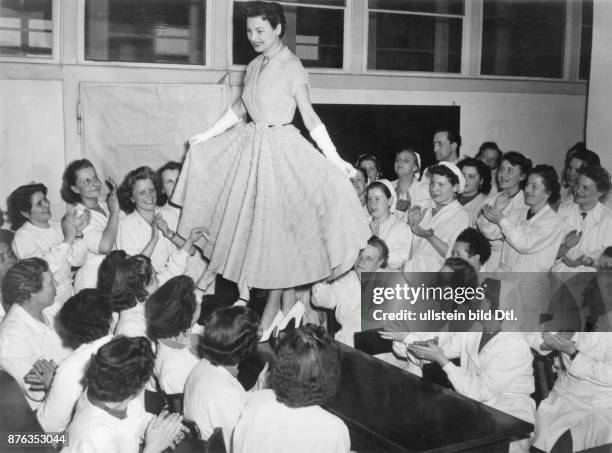 Modeschöpfer, D - Frühjahr- und Sommerkollektion 1953 Den Arbeiterinnen der Bayerwerke Leverkusen führen die Mannequins Kleider aus Chemiefasern vor,...