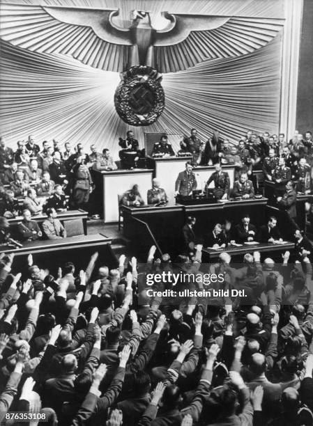 Adolf Hitler verkündet in seiner Rede vor dem Reichstag in Berlin den Beginn des europäischen Krieges, des Zweiten Weltkrieges. Die Abgeordneten und...