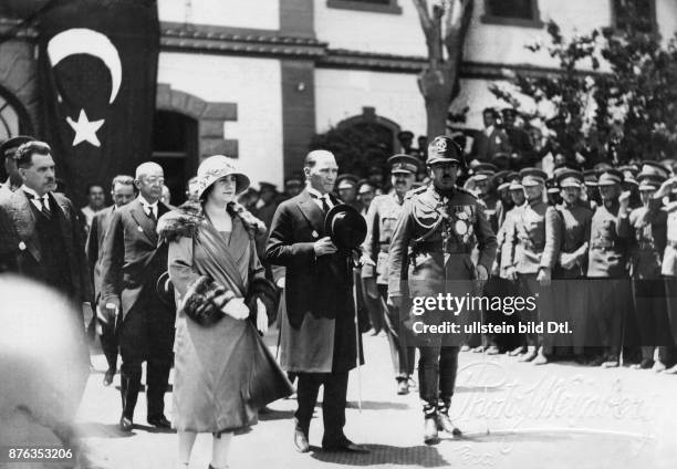 Emir, King of Afghanistan *01.06.1892-+ Amanullah Khan´s travel through Europe, Turkey: The Afghanian royal couple Amanullah Khan and Soraya Tarzi...