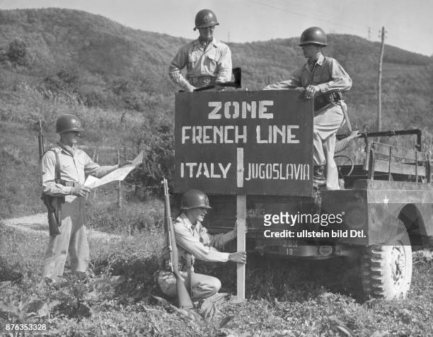 Amerikanische Soldaten bringen ein Schild an der `Französischen Linie' an, der Grenze zwischen Italien und Jugoslawien, das auf den neuen...