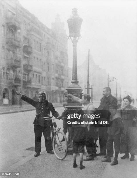 Menschen mit einem Polizisten am Feuermelder - 1908