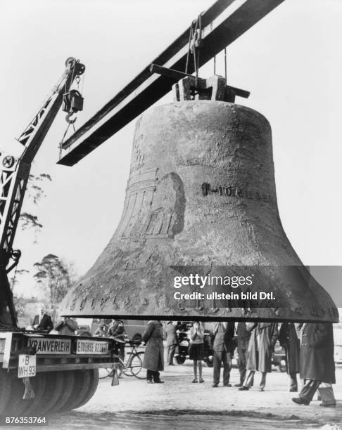Olympia-Glocke aus einer Tiefe von 3,5 m aus dem Maifeld gehoben - 1956