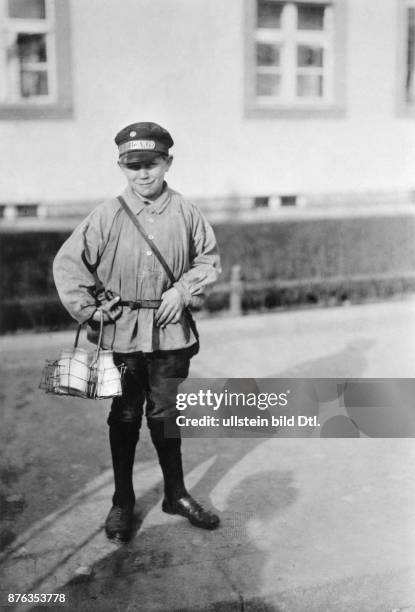 Junge trägt Milch aus Berlin 1927