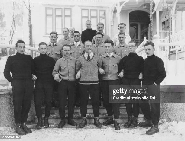 1st row from the left: Wilhelm Braun, Erich Recknagel, Walter Glaß, ski coach Ernst Huber, Alois Kratzer, Franz Thannheimer, 2nd row from the left:...