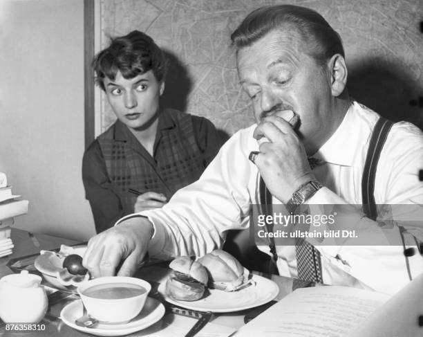 Sekretärin beim Diktat; der Vorgesetzte beim Frühstück 10.1957