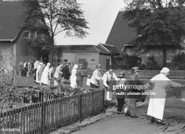 Löschübung in einem Dorf Eimerkette 1938