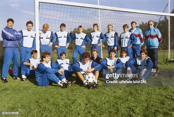 Fußball, letztes Länderspiel der DDR-Auswahl in Brüssel: Belgien 2 - Trainingslager der DDR-Auswahl in Kienbaum vor dem Länderspiel: Mannschaftsfoto