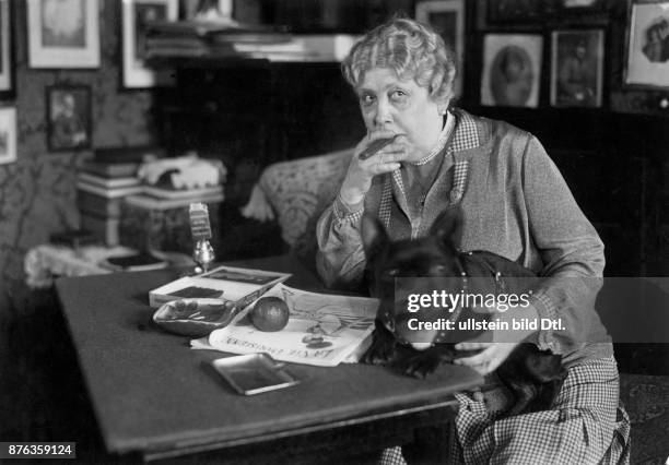 14 Anna Sacher Stock Photos, HighRes Pictures, and Images Getty Images