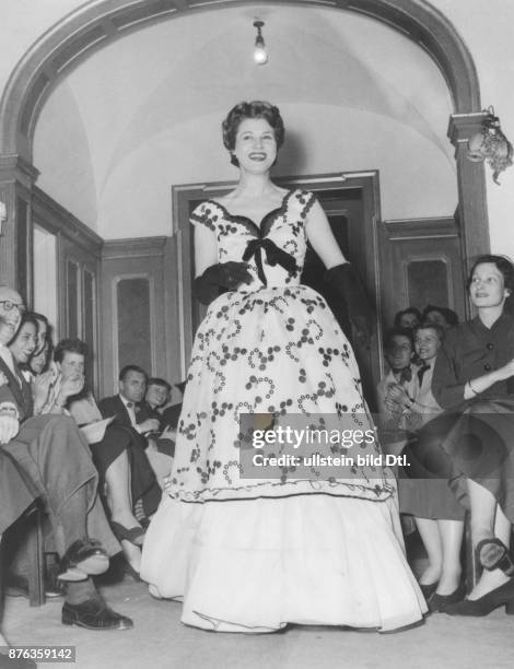 Modeschöpfer, D - Frühjahr- und Sommerkollektion 1953 Abendkleid 'Eröffnungs-Polka' - März 1953