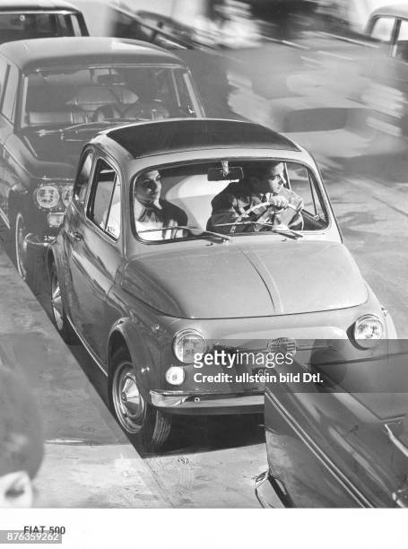 Junges Paar in einem Fiat 500 - 1968