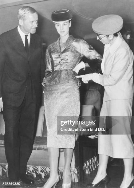 Modeschöpfer, D - führt der amerikanischen Kostümbildnerin Edith Head eines seiner neuesten Modelle vor - 1956