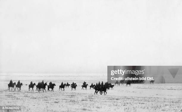 Austrian cavalry convoy in the Austro-Hungarian occupation zone Published in: Zeitbilder; 16/1915 Vintage property of ullstein bild