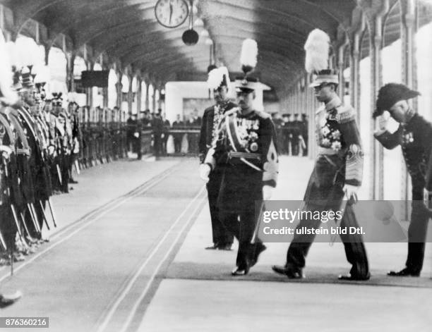 Puyi, Kangde Emperor of Manchukuo, on a state visit to Japan, Puyi welcomed by Emperor Hirohito of Japan arriving at Tokio Central Station...