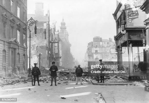 Osteraufstand in Dublin , 1916: Britischer Militärposten in einer Strasse Dublins.