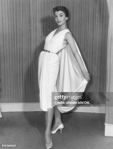 Modeschöpfer, D - Modell 'Athen', Cocktailkleid aus weissem Seidenjersey mit schmalem Gürtel; präsentiert in der Frühjahr- und Sommerkollektion 1956...