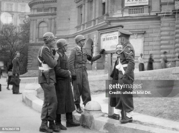 Soldaten der 4 Alliierten in Wien im Gespräch vor dem Volkstheater. Um 1950