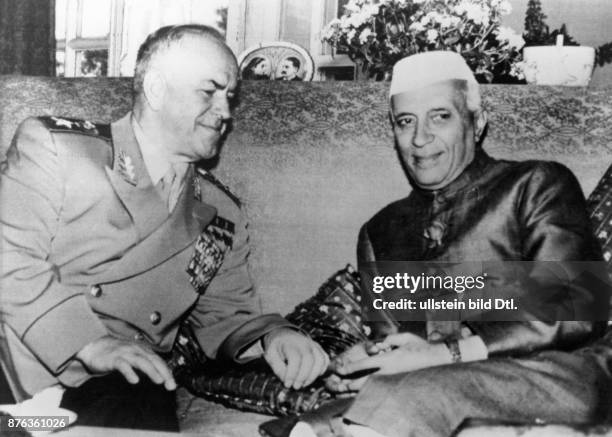 Militär, UdSSR Marschall Schukow mit dem indischen Premierminister Jawaharlal Nehru - 1957