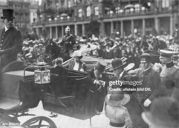 Dwarfism, little people in a carriage, wedding in ColognePhotographer: Walter Sürth GmbH