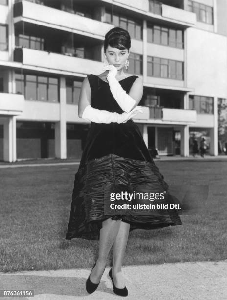 Modeschöpfer, D - Modell '... Nach sechs', Cocktailkleid in der sogenannten 'Vasenlinie' - September 1957