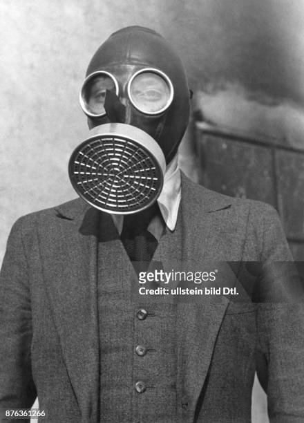 George Hanbury nylon folder 33 Nazi Gas Mask Photos and Premium High Res Pictures - Getty Images