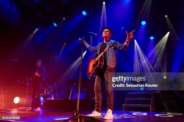 Johannes Oerding performs at Columbiahalle on November 19, 2017 in Berlin, Germany.