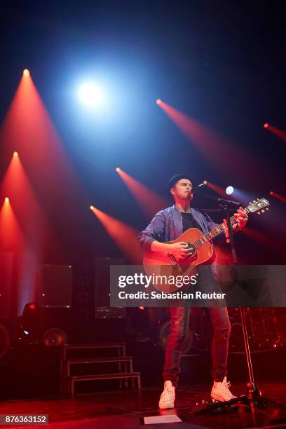 Johannes Oerding performs at Columbiahalle on November 19, 2017 in Berlin, Germany.