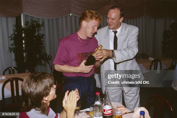 Fußball, letztes Länderspiel der DDR-Auswahl in Brüssel: Belgien 2 - Bankett nach dem Spiel: Hans-Georg Moldenhauer , Präsident des NOFV, überreich...